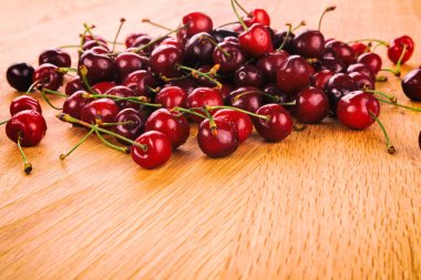 Tahta arka planda kirazlar