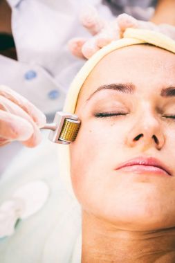 Yüz germe. Genç kadın. Yüz Cilt Bakımı. Yordam kaldırma. Cos