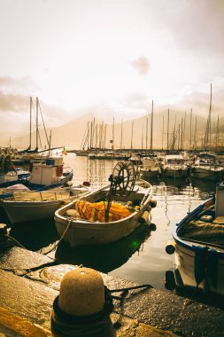 Güzel bir akşam liman, şehir manzaraları.