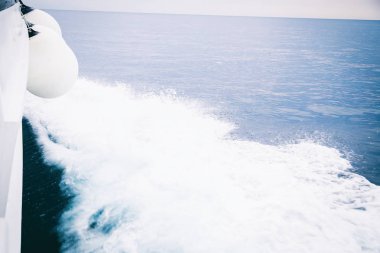 Yoğun deniz, doğanın güzelliği.