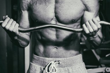 Spor salonunda vücut geliştirme