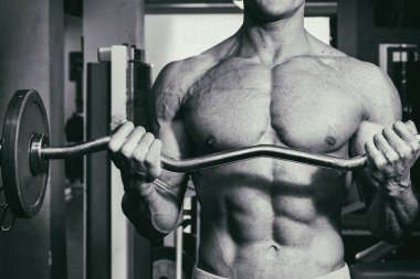 Spor salonunda vücut geliştirme