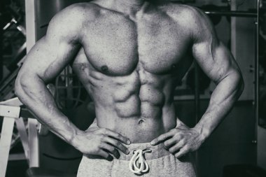 Spor salonunda vücut geliştirme