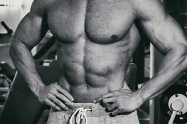 Spor salonunda vücut geliştirme