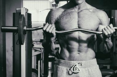 Spor salonunda vücut geliştirme