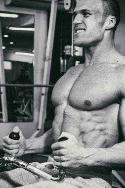 Spor salonunda vücut geliştirme