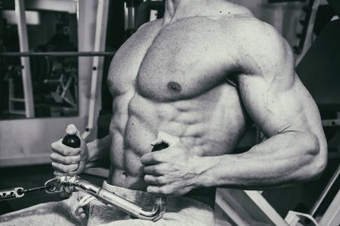 Spor salonunda vücut geliştirme