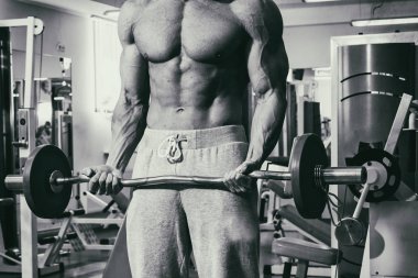 Spor salonunda vücut geliştirme