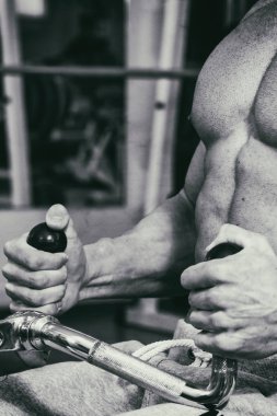 Spor salonunda vücut geliştirme