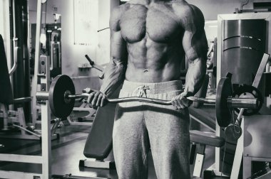 Spor salonunda vücut geliştirme