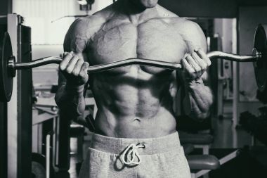 Spor salonunda vücut geliştirme