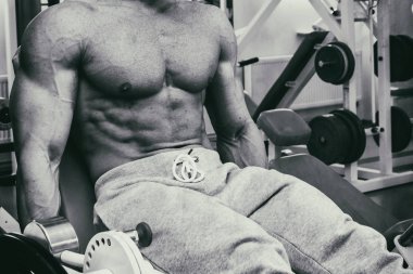 Spor salonunda vücut geliştirme