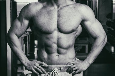 Spor salonunda vücut geliştirme