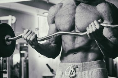 Spor salonunda vücut geliştirme