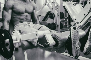 Spor salonunda vücut geliştirme