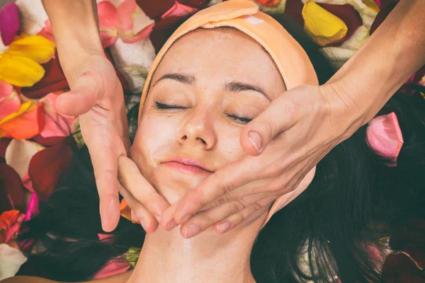 Gezicht opheffen. Jonge vrouw. Zorg van de huid van het gezicht. Hijs Procedure. COS — Stockfoto