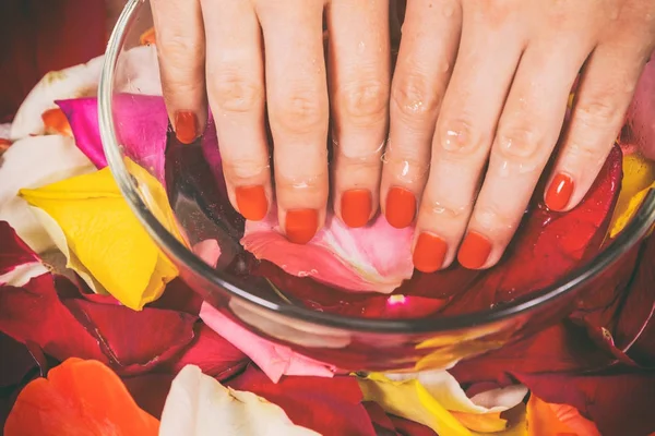 Hände einer Frau mit roter Maniküre auf Nägeln — Stockfoto