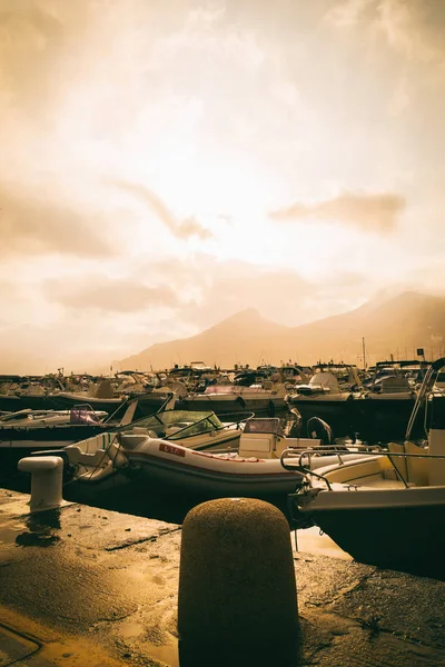 Lindo porto noturno, pontos turísticos da cidade . — Fotografia de Stock