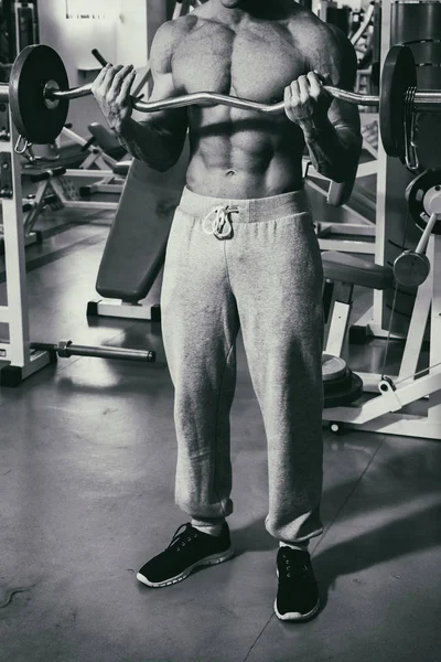 Entrenamiento de fuerza en el gimnasio — Foto de Stock