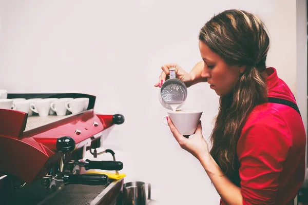 Schöne Mädchen Kaffee Zubereiten — Stockfoto
