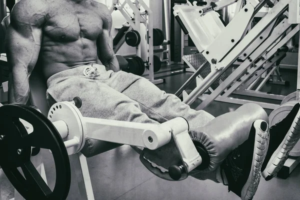 Entrenamiento de fuerza en el gimnasio —  Fotos de Stock