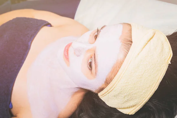 Cosmetische gezichtsbehandeling in de spa. — Stockfoto