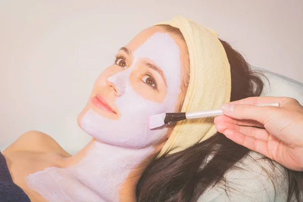 Cosmetic facial treatment at the spa. — Stock Photo, Image