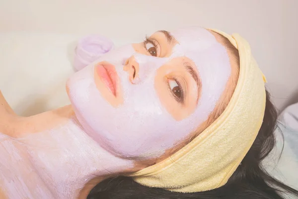 Cosmetische gezichtsbehandeling in de spa. — Stockfoto