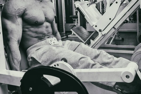 Entrenamiento de fuerza en el gimnasio — Foto de Stock