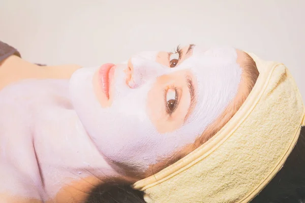 Cosmetic facial treatment at the spa. — Stock Photo, Image
