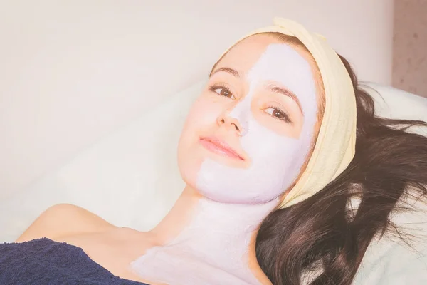 Cosmetische gezichtsbehandeling in de spa. — Stockfoto