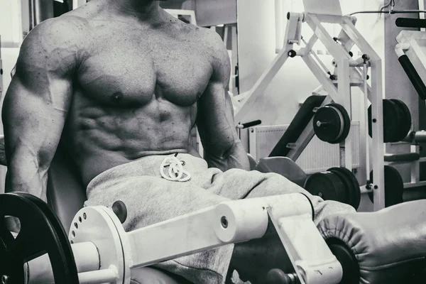 Entrenamiento de fuerza en el gimnasio — Foto de Stock