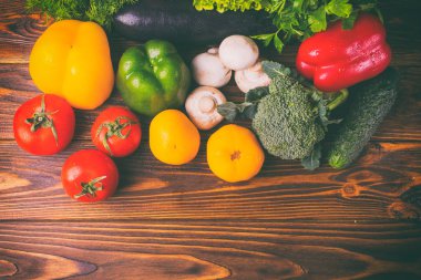 Zencefilli kurabiye adam ahşap arka plan üzerinde pişirme