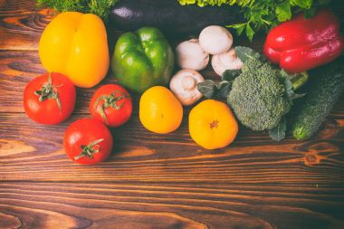 Zencefilli kurabiye adam ahşap arka plan üzerinde pişirme