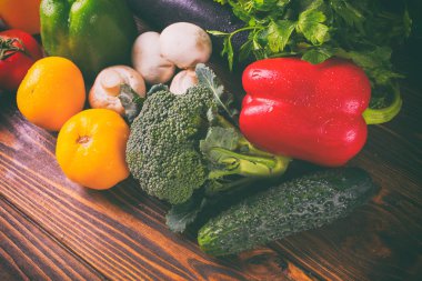 Zencefilli kurabiye adam ahşap arka plan üzerinde pişirme