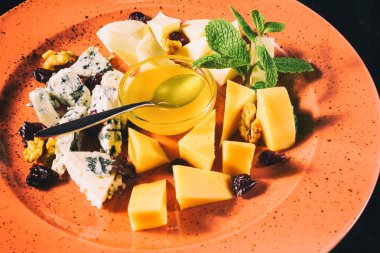 Bal ile farklı peynir