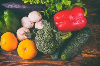 Zencefilli kurabiye adam ahşap arka plan üzerinde pişirme