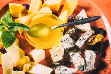 Bal ile farklı peynir