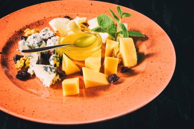 Bal ile farklı peynir