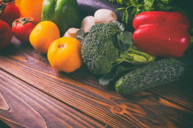 Zencefilli kurabiye adam ahşap arka plan üzerinde pişirme