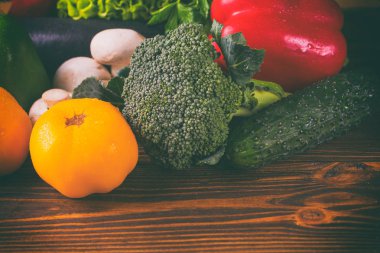 Zencefilli kurabiye adam ahşap arka plan üzerinde pişirme