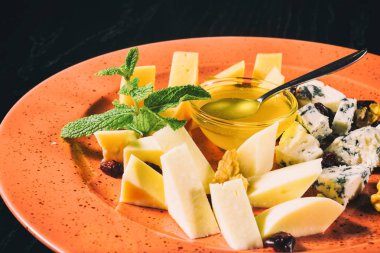 Bal ile farklı peynir