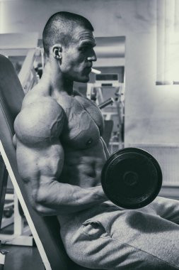 Eğitimli bir adam bir fitness Club