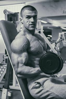 Eğitimli bir adam bir fitness Club