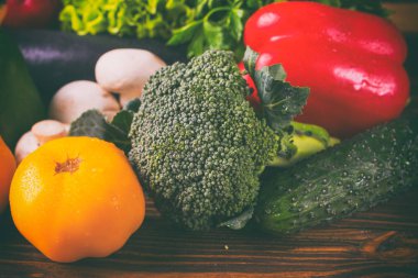 Zencefilli kurabiye adam ahşap arka plan üzerinde pişirme