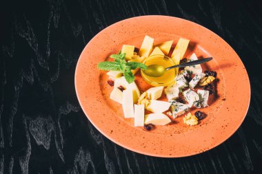 Bal ile farklı peynir