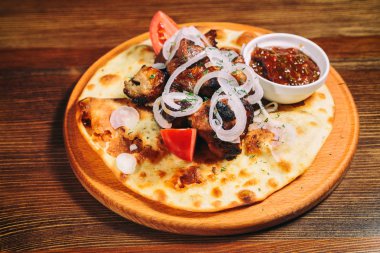 şiş kebap pide üzerinde