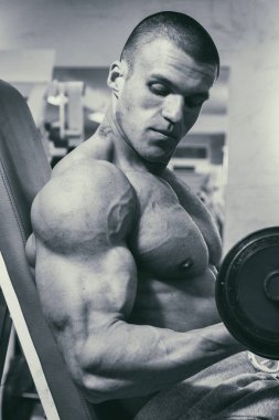 Eğitimli bir adam bir fitness Club