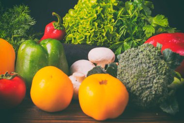 Zencefilli kurabiye adam ahşap arka plan üzerinde pişirme