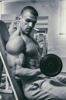 Eğitimli bir adam bir fitness Club